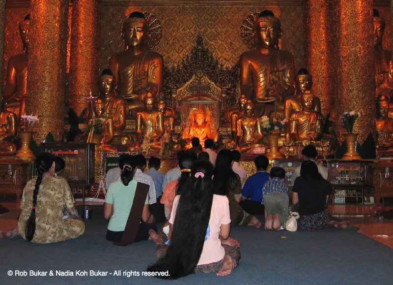 People praying, The Shwedagon